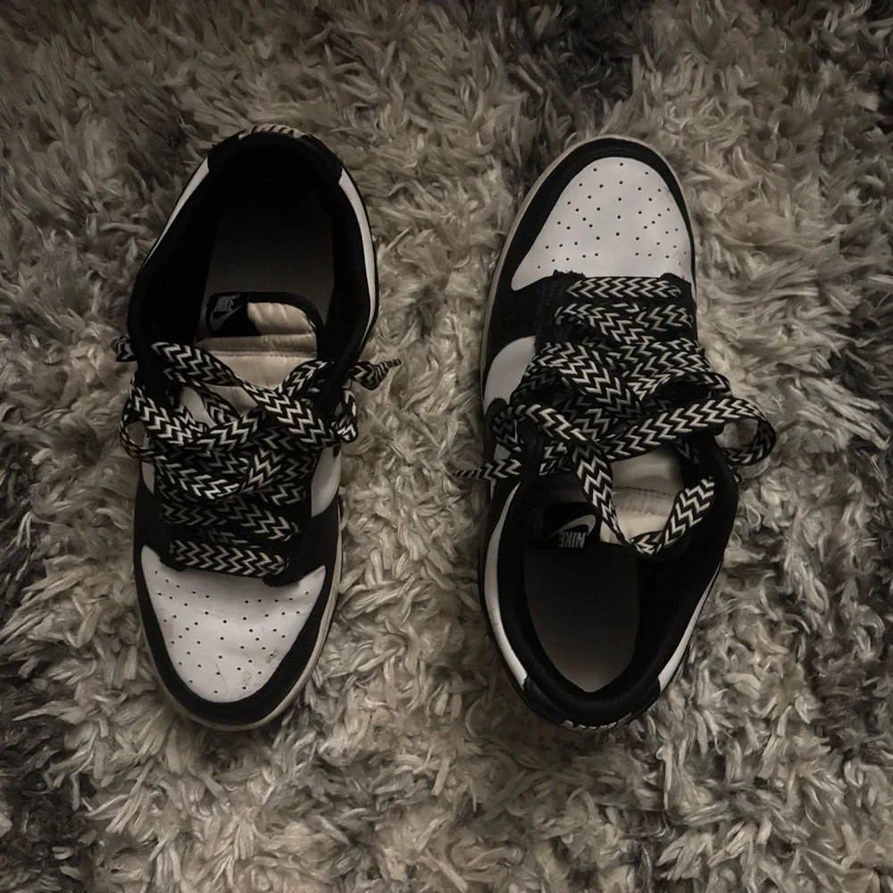 Nike Black and White Low-Top Sneakers - Picture 2 of 2